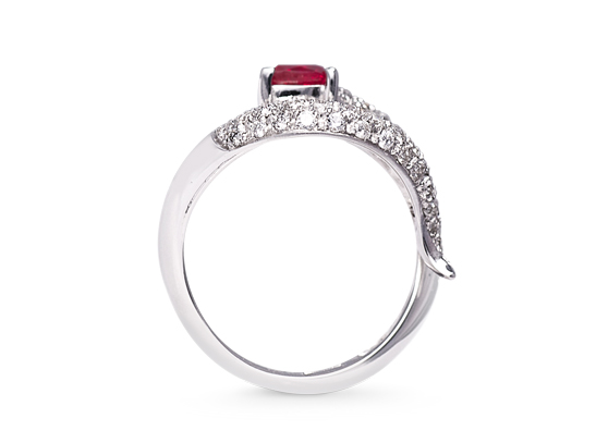 Piatto Anello in oro bianco con diamanti e rubino by Marco Meletty Jewelry Maker per collezione Marys