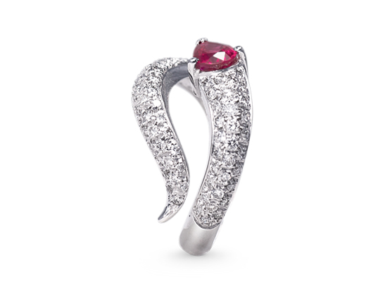 Lato Anello in oro bianco con diamanti e rubino by Marco Meletty Jewelry Maker per collezione Marys